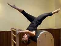 Ejercicio Pilates con Barriles